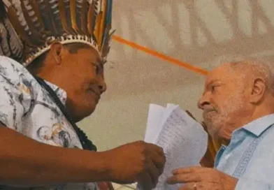 Tribal: Indígenas barram Lula em evento