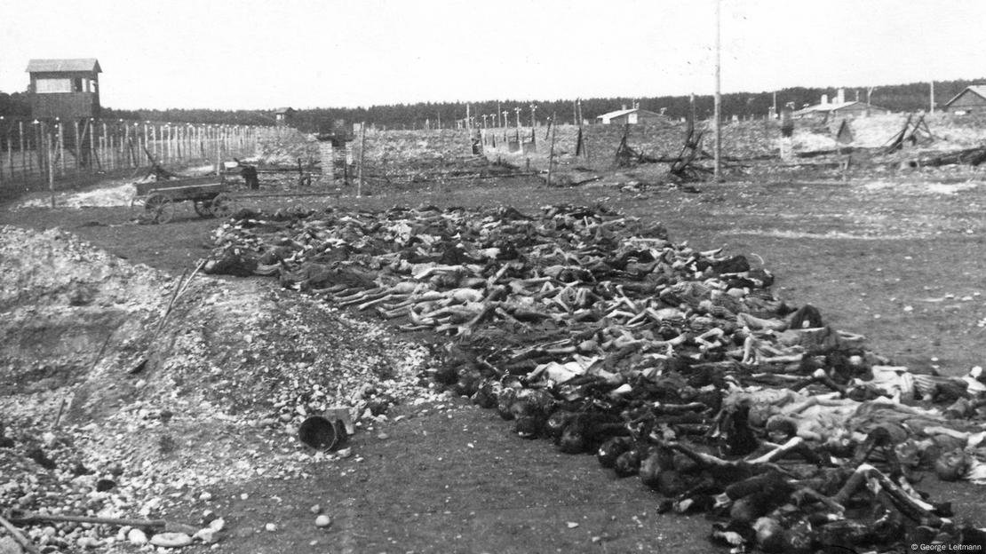 Esta foto foi tirada por George Leitmann em 1945 no campo de concentração de Kaufering após a libertação: milhares de judeus da Europa Oriental foram torturados e assassinados aqui