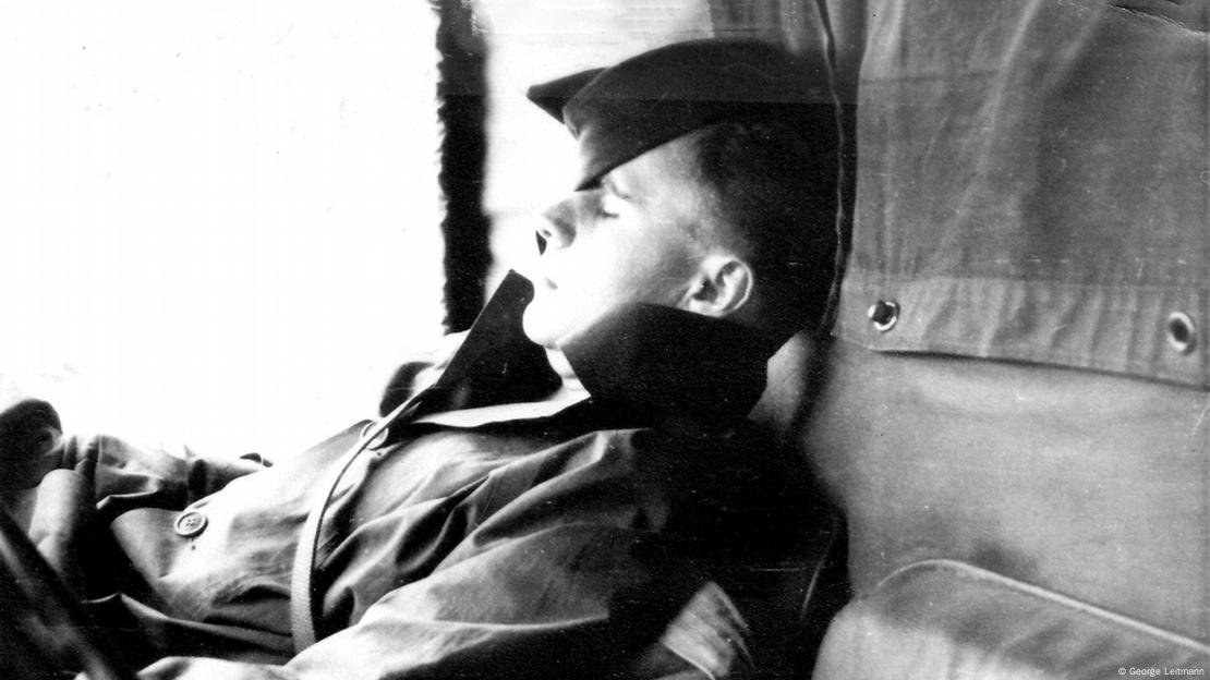 O então soldado americano George Leitmann descansando em um veículo militar em 1945