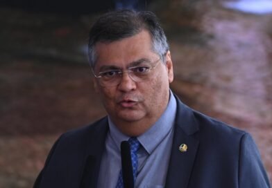 Dino suspende pagamentos acima do teto nos Três Poderes