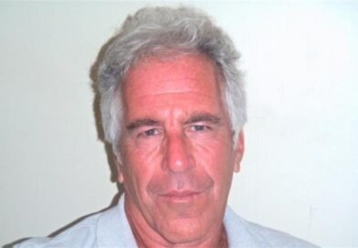 Pessoa não identificada estava no andar de Epstein na noite da morte