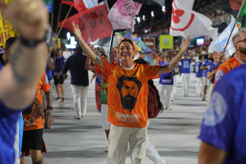 Carnaval ou palanque? Escolas homenageiam Lula impunemente