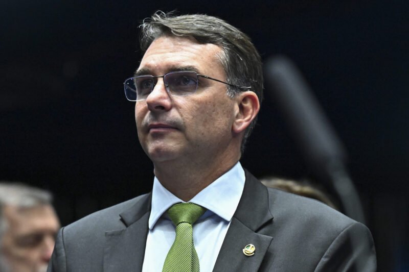 Flávio Bolsonaro encontra deputados e empresários na França