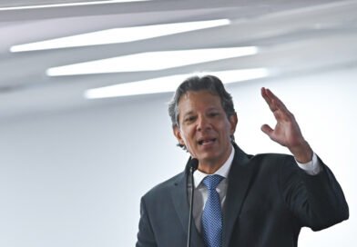 Haddad diz que democracia brasileira é “problemática” e “frágil”