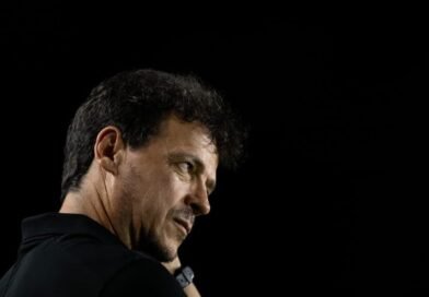 Vasco decepciona contra a Chapecoense e torcida pede saída de Fernando Diniz.