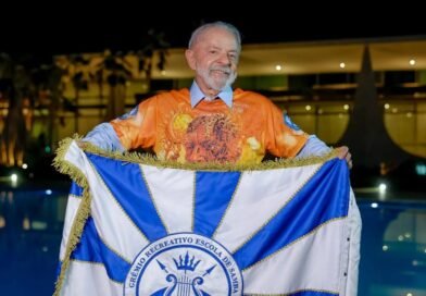 Congelar R$ 1 mi a escola por samba do Lula é preconceito