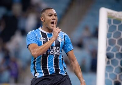 Grêmio vira sobre o Botafogo e vence em jogo eletrizante 