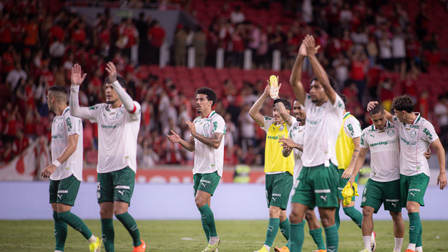 Palmeiras vence o Internacional e assume a liderança