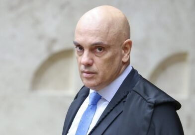 Senador suspeita que escritório da mulher de Moraes lave dinheiro