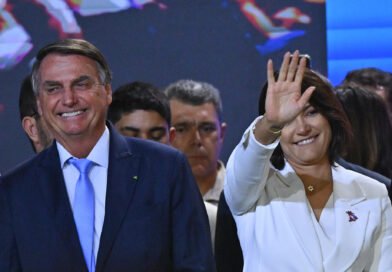 Michelle mostra nas redes carta de Bolsonaro pelos 18 anos juntos