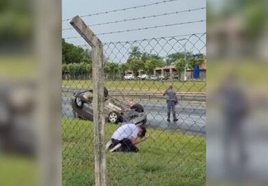 Adolescente é filmado ajoelhado em oração pela mãe após carro capotar em rodovia