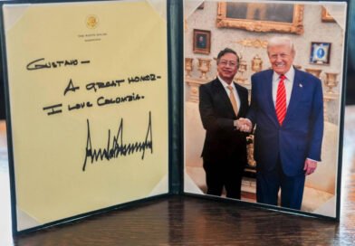 Petro exibe presente de Trump após encontro na Casa Branca